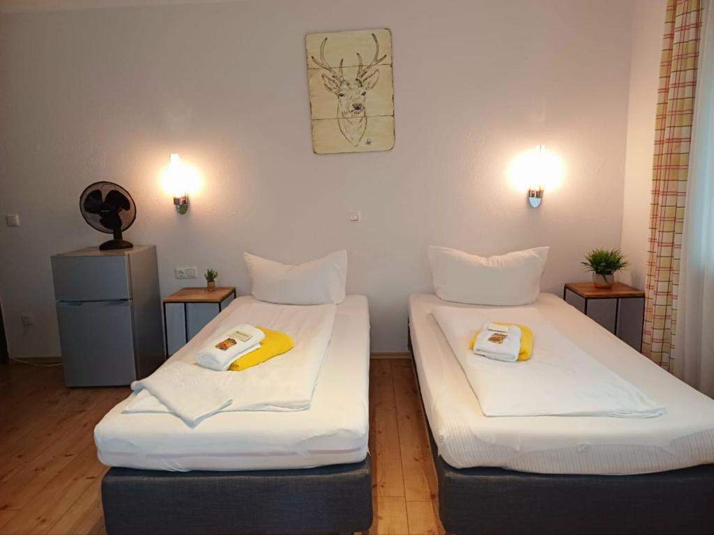 Postel nebo postele na pokoji v ubytování Günstige Zimmer im Spessart