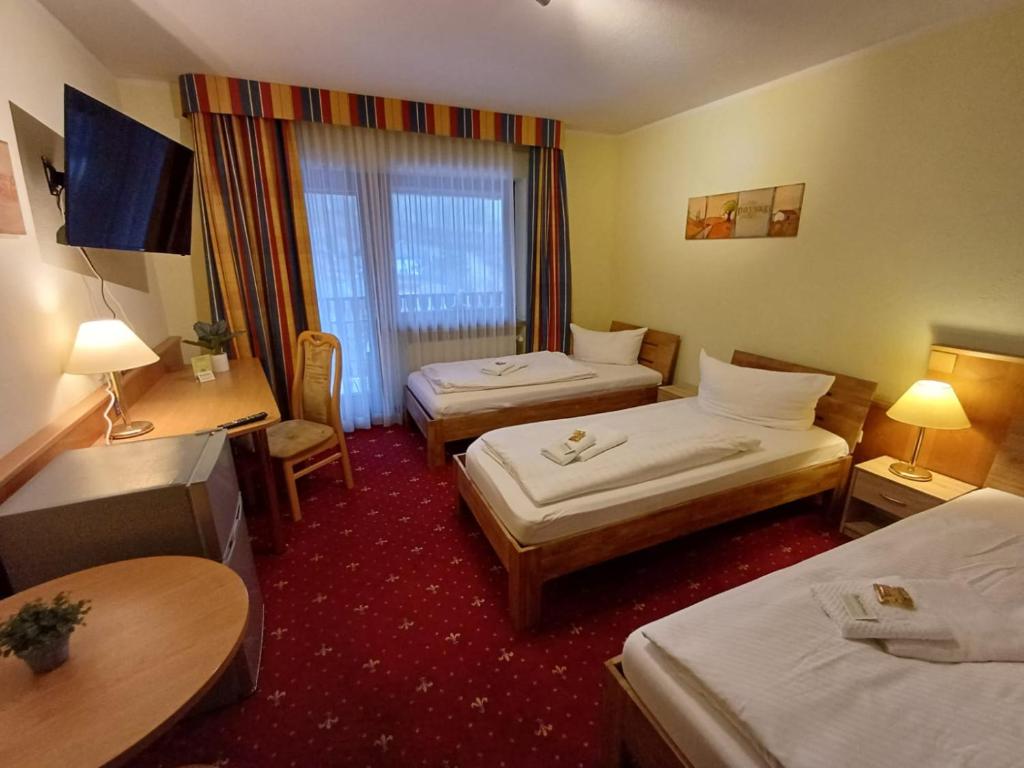 Postel nebo postele na pokoji v ubytování Günstige Zimmer im Spessart