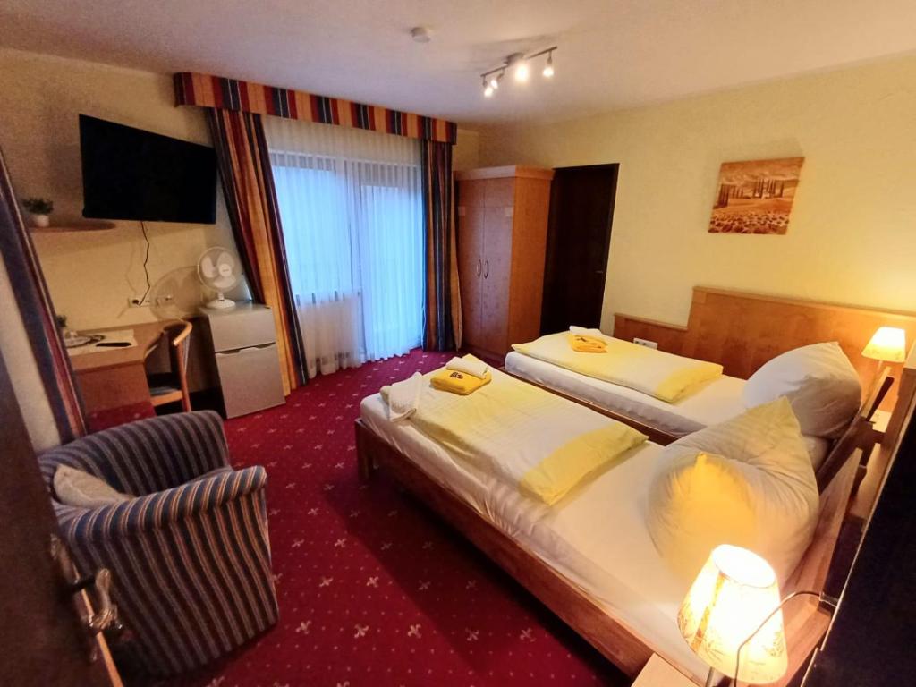 Postel nebo postele na pokoji v ubytování Günstige Zimmer im Spessart