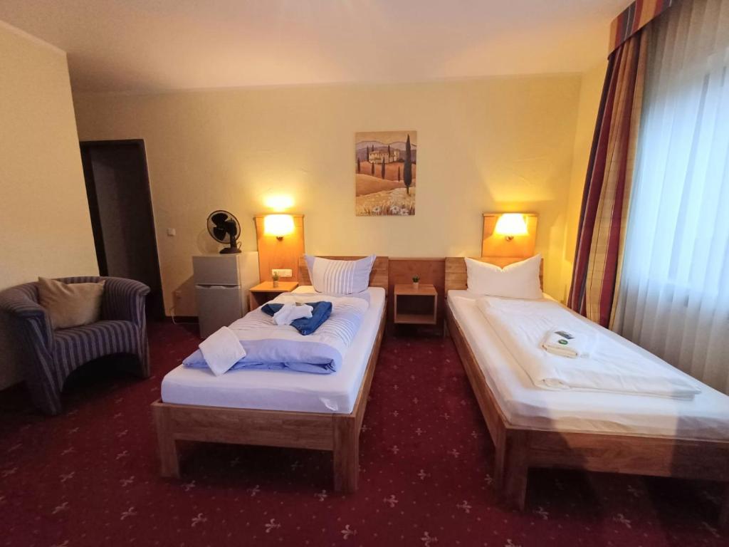 Postel nebo postele na pokoji v ubytování Günstige Zimmer im Spessart