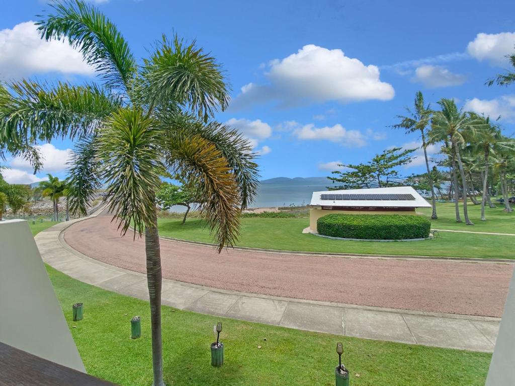 Docks Townhouse 8, Nelly Bay (updated prices 2024)