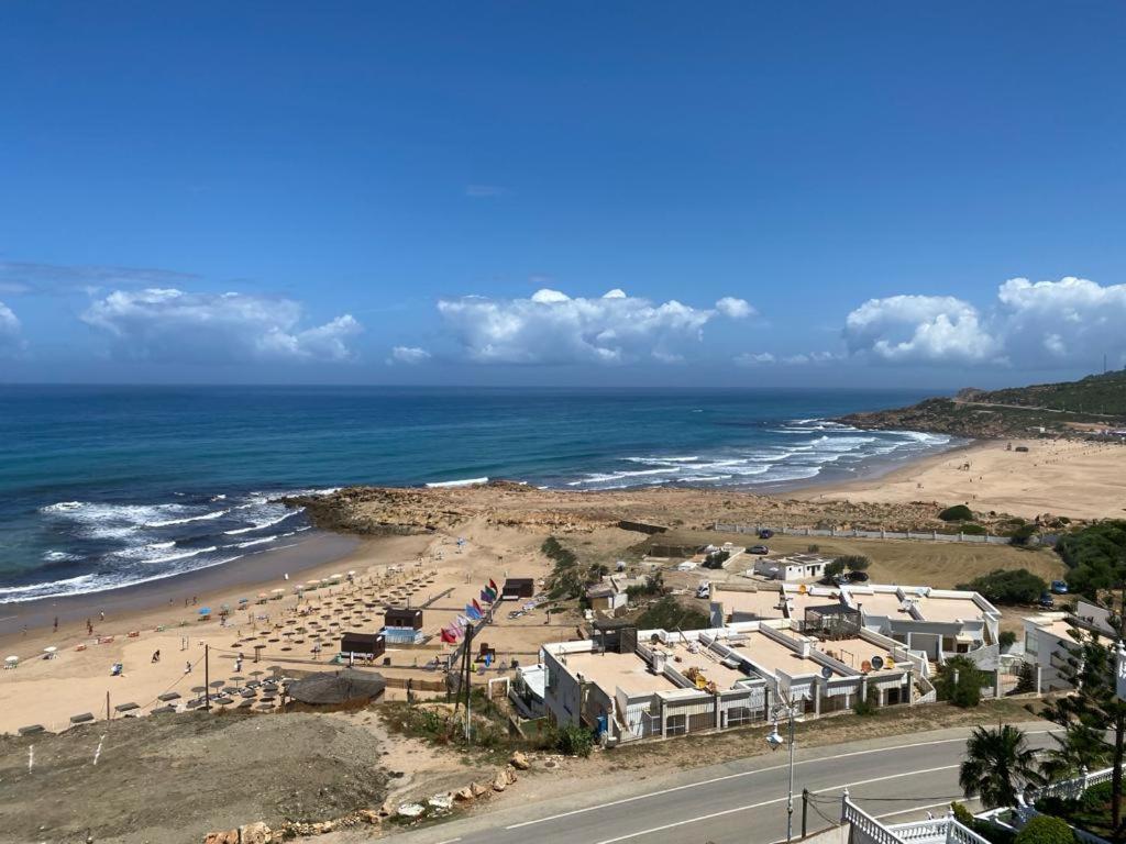 een luchtzicht op een strand met gebouwen en de oceaan bij Duplex Deluxe Arous Al Bahr in Tanger