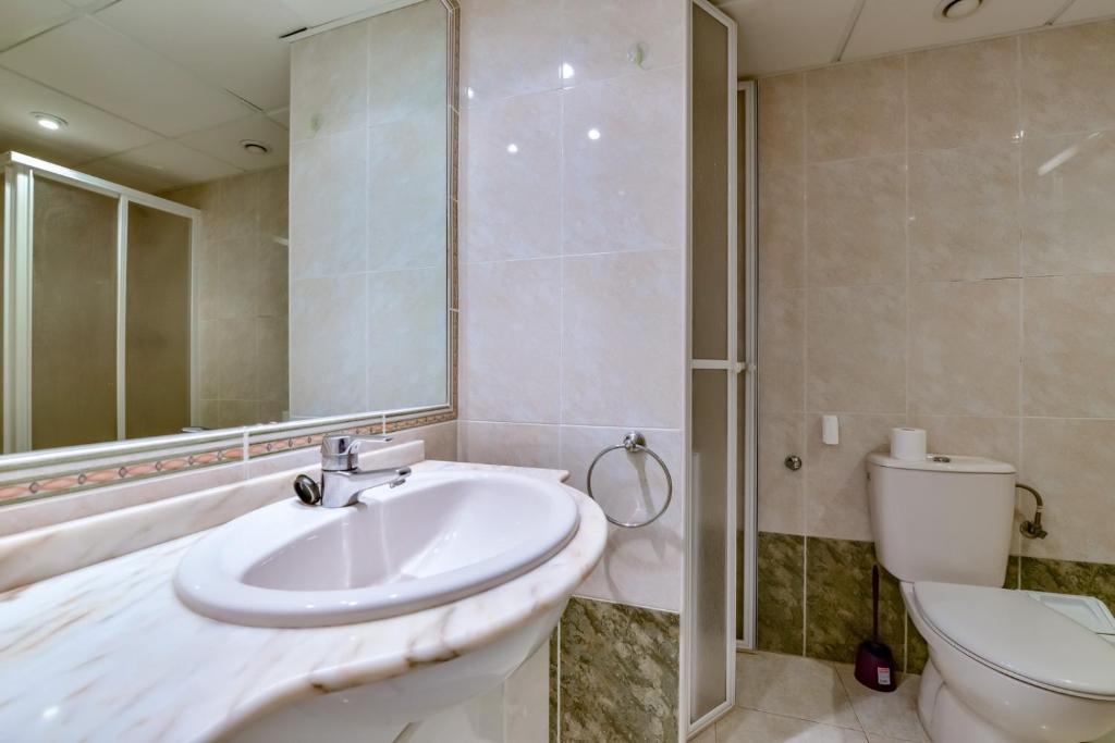 Koupelna v ubytování Apartamentos Zafiro Atico (2-12º-C)