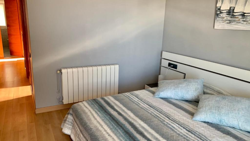 A bed or beds in a room at Apartamento Ginette SunBeach