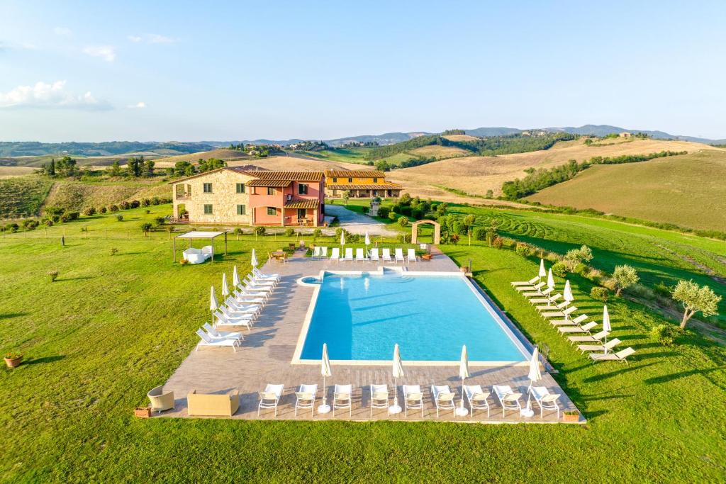 einen Luftblick auf eine Villa mit einem Pool und Stühlen in der Unterkunft Agriturismo Panieracci in Villamagna