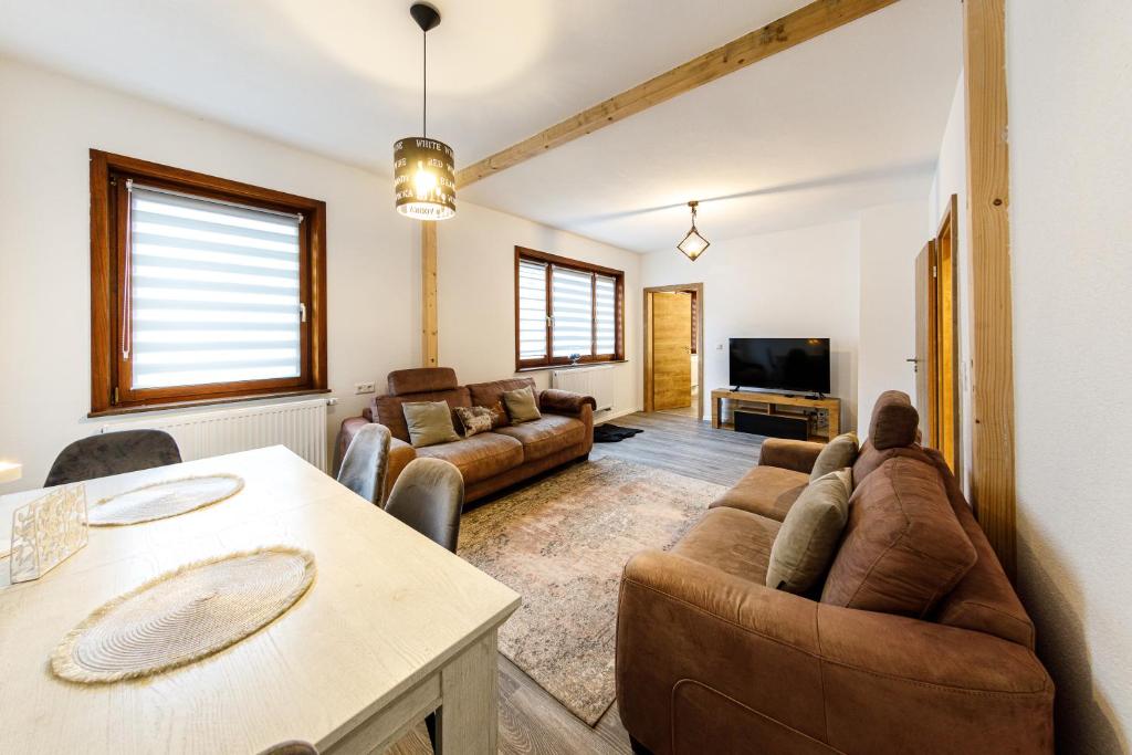uma sala de estar com um sofá e uma mesa em Apartment Tea 1 em Triberg