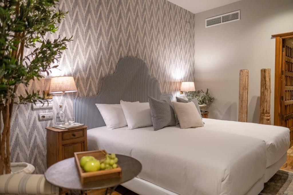 Postel nebo postele na pokoji v ubytování Hotel Cetina Palacio de los Salcedo