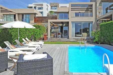 Casa con piscina con sillas y sombrilla en Villa Golfers 7 by Infinity Summer, en San Bartolomé