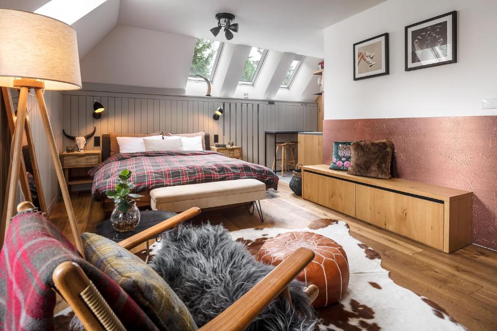 - une chambre avec un lit et un canapé dans l'établissement Peaceful, Cozy Designer Mountain Studio, à Harrachov