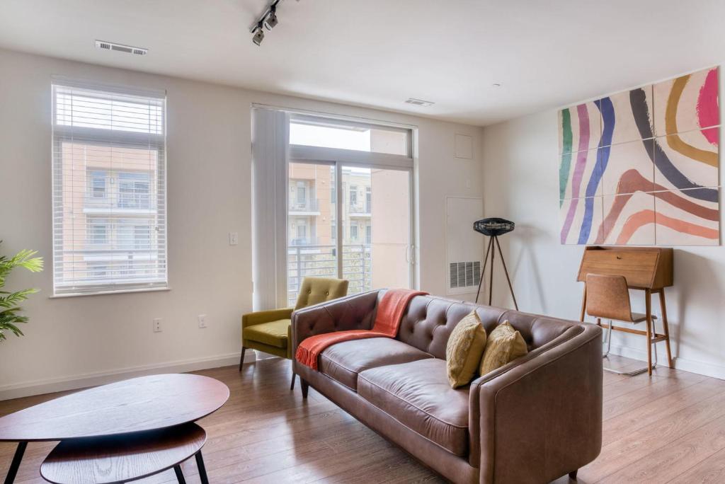 Χώρος καθιστικού στο Waltham 2br w gym in-unit wd near dining BOS-971