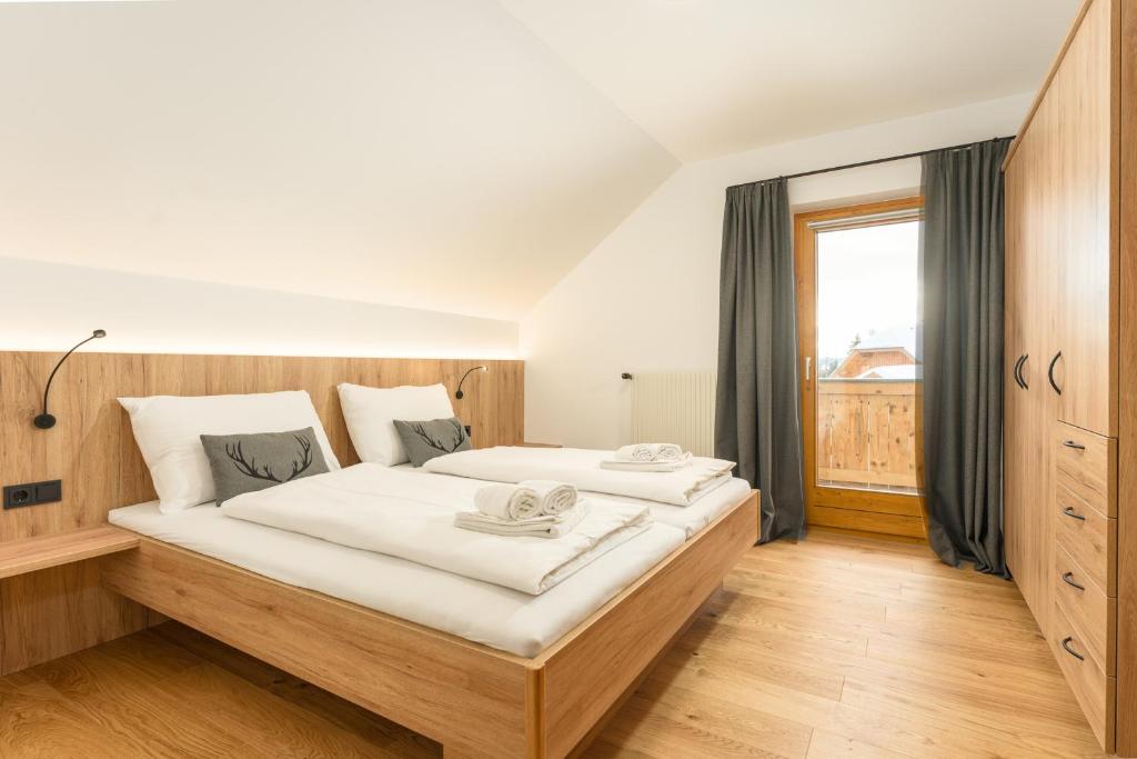 Bergchalet "Haus Sonja" في كاتشبيرغوهي: غرفة نوم بسرير كبير مع شراشف بيضاء