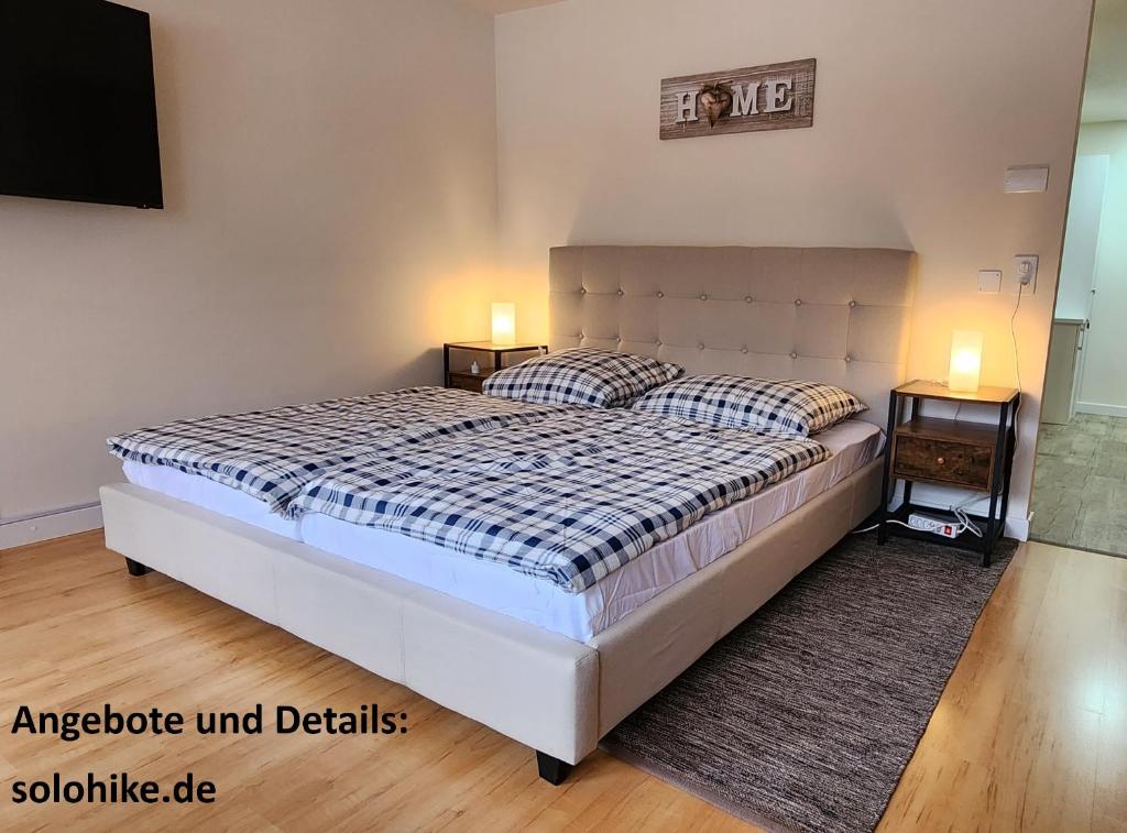 1 dormitorio con 1 cama grande y 2 mesitas de noche en Retreat SoloHike en Mörel