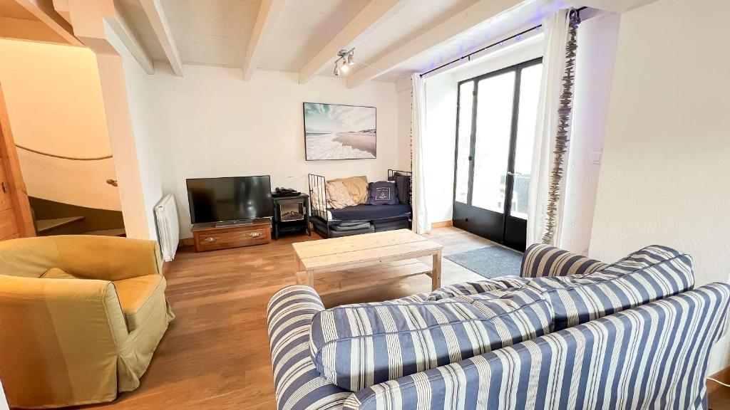 uma sala de estar com dois sofás e uma televisão em Charmante villa à étage à Sainte-Marie avec cour em Sainte-Marie-de-Ré