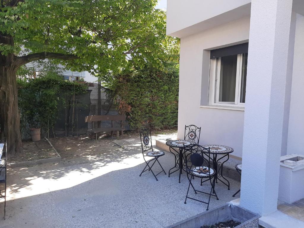 eine Terrasse mit einem Tisch und Stühlen neben einem Gebäude in der Unterkunft Spazioso Appartamento in casa singola Padova con giardino in Padua