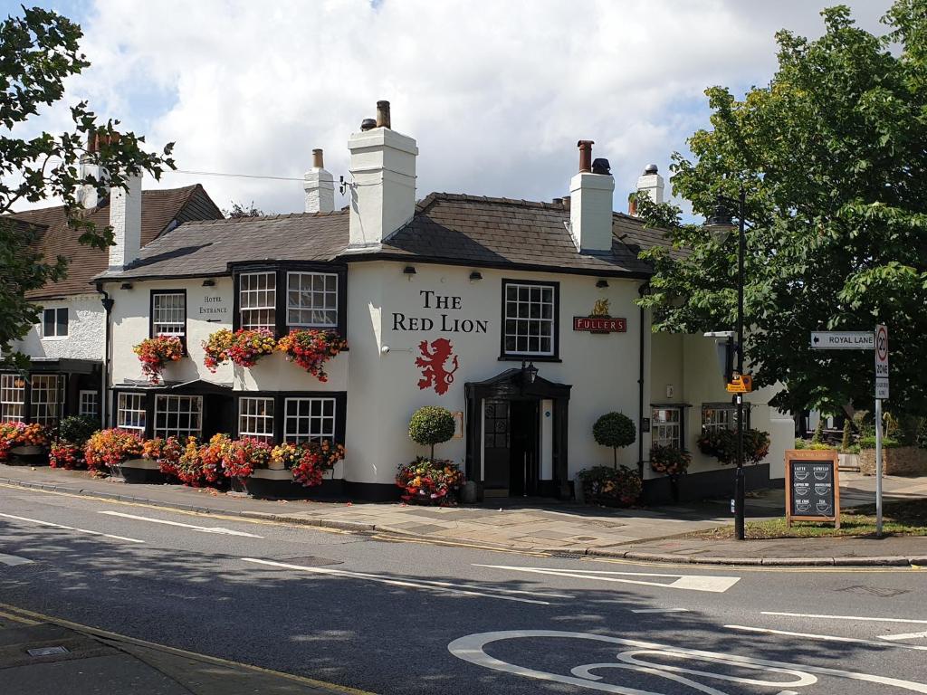 a red lion inn on the corner of a street at The Red Lion Hotel in Hillingdon