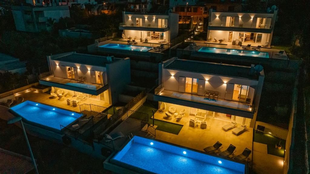 uma vista panorâmica de um edifício com piscinas à noite em Luxury Blue Villas Vis em Vis