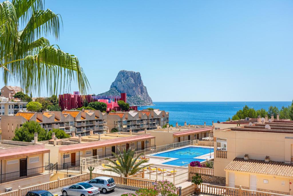 een resort met uitzicht op de oceaan bij Apartment Manzanera 5 - PlusHolidays in Calpe