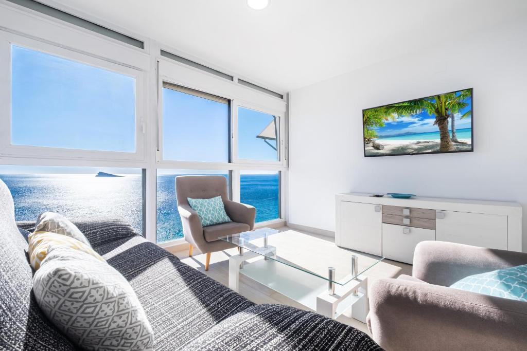 Televízia a/alebo spoločenská miestnosť v ubytovaní Santa Margarita Deluxe 14-D Levante Beach