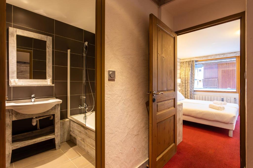 Postel nebo postele na pokoji v ubytování Hôtel L'Aiguille Percée