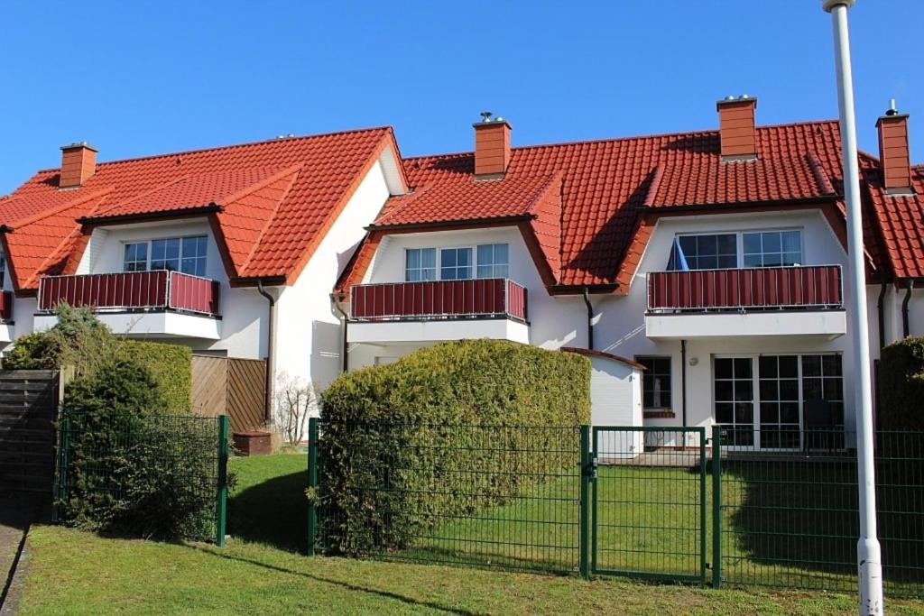 ツィングストにあるFerienwohnung Sünnenkringel 54のオレンジ色の屋根の家