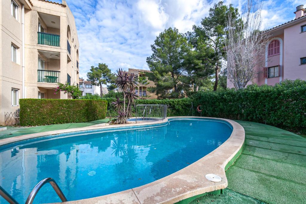 ein Pool in einem Hof neben einem Gebäude in der Unterkunft Apartment BEACH & RELAX in Port de Pollença