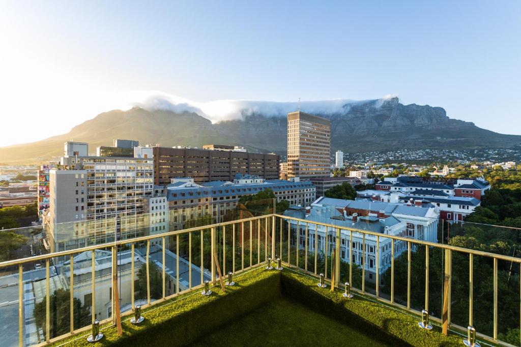 Blick auf eine Stadt mit einem Berg im Hintergrund in der Unterkunft Habitat Aparthotel by Totalstay in Kapstadt