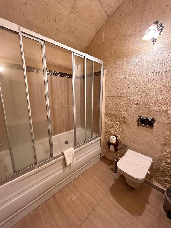 A bathroom at Hotel Temenni Evi