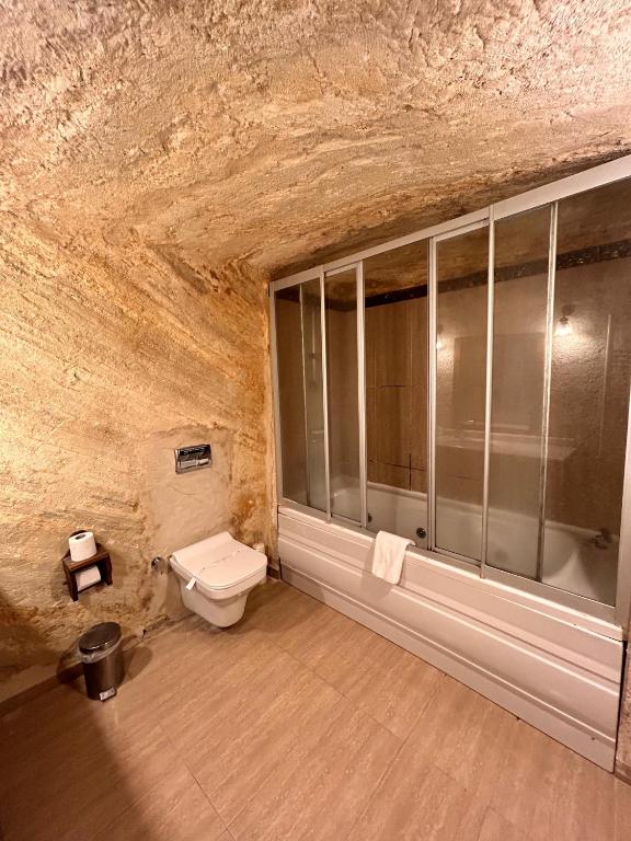 A bathroom at Hotel Temenni Evi