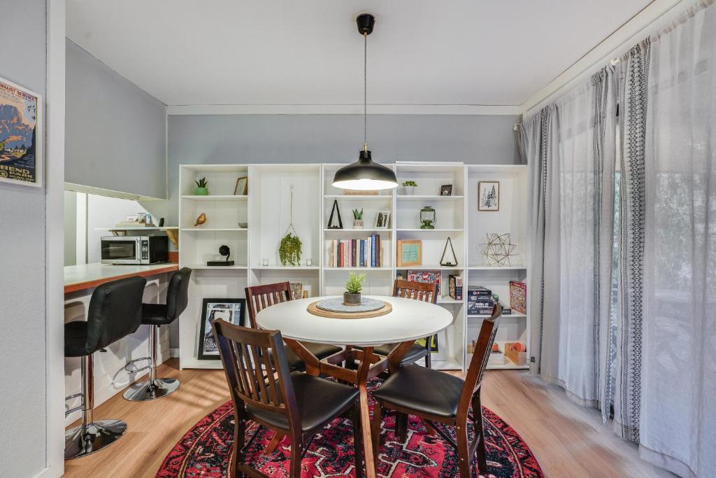 Kuchyň nebo kuchyňský kout v ubytování Cozy Nest Condo in Welches