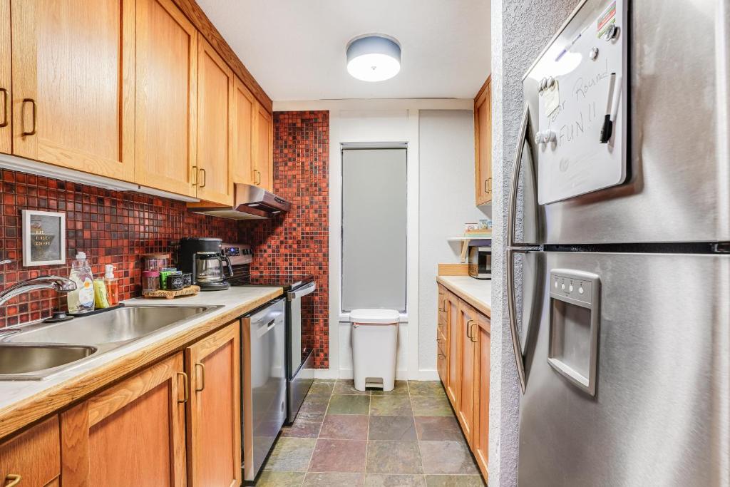 Kuchyň nebo kuchyňský kout v ubytování Cozy Nest Condo in Welches