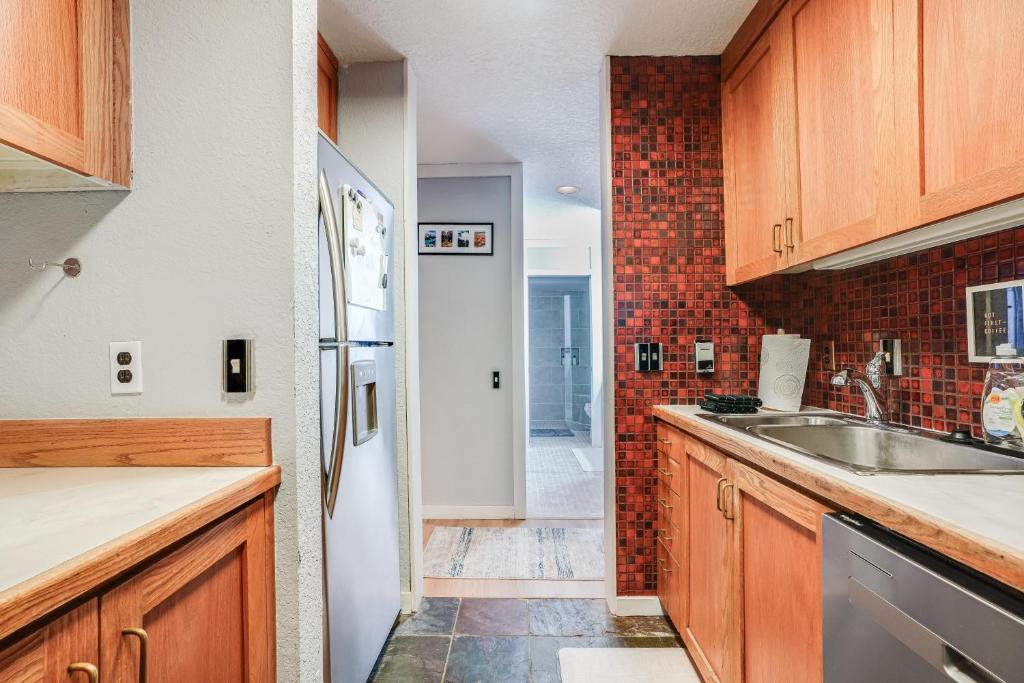Kuchyň nebo kuchyňský kout v ubytování Cozy Nest Condo in Welches