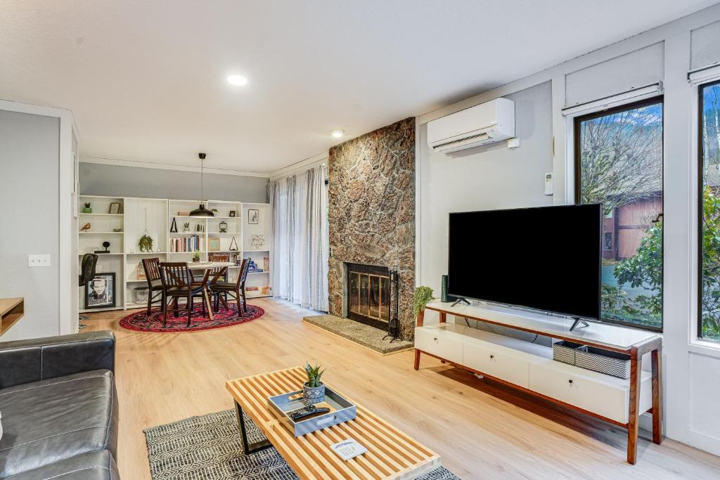 TV a/nebo společenská místnost v ubytování Cozy Nest Condo in Welches