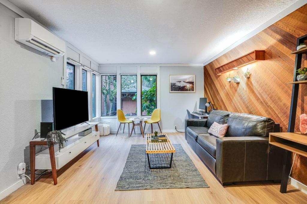 TV a/nebo společenská místnost v ubytování Cozy Nest Condo in Welches