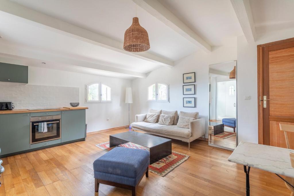 un salon avec un canapé et une table dans l'établissement La Maisonette Provençale Climatisée, à Aix-en-Provence