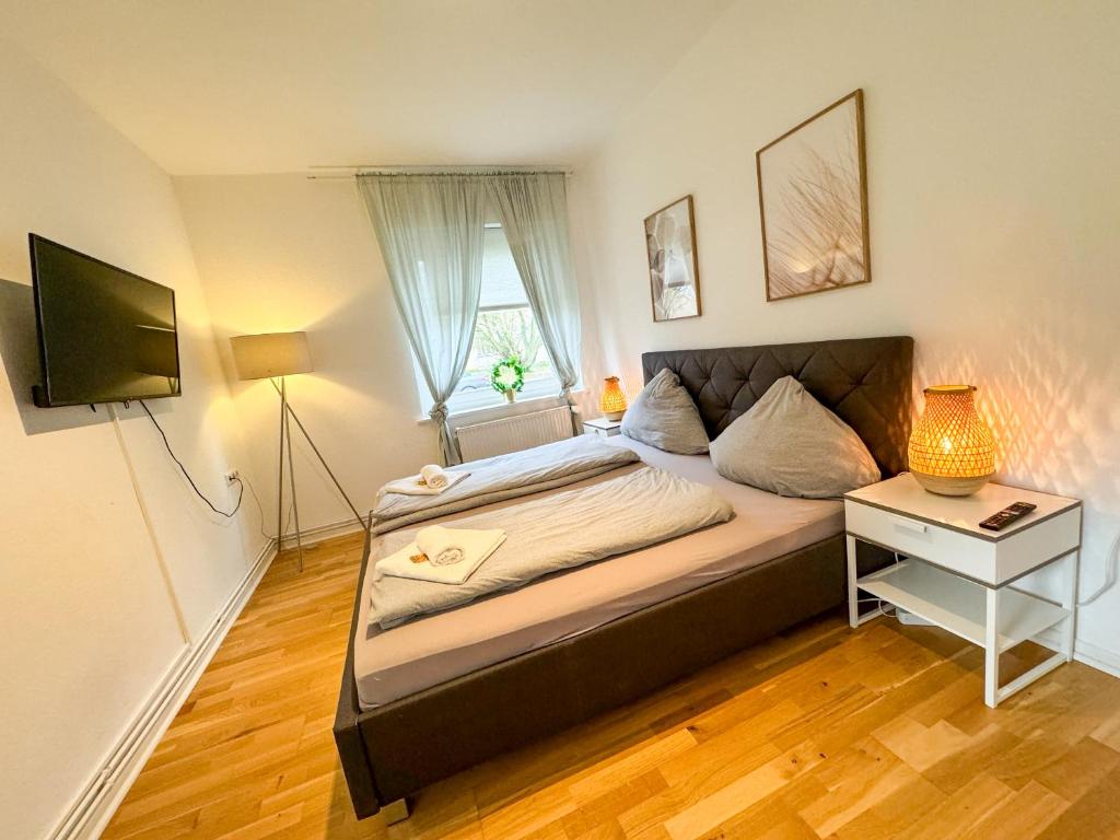 Schlafzimmer mit einem Bett, einem Schreibtisch und einem Fenster in der Unterkunft Wohnung für 3 Gäste mit kostenlosen Parkplätzen nah am Maschsee in Hannover