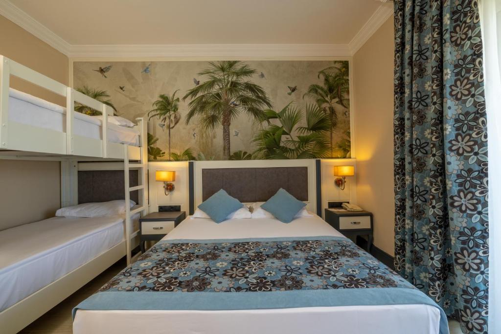 Crystal Paraiso Verde Resort & Spa - Ultimate All Inclusive - Standard Double Room With Bunk Bed