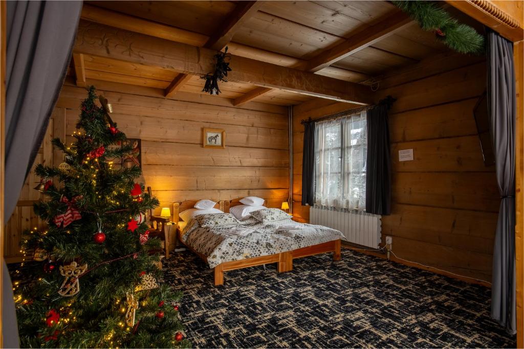 uma sala com uma árvore de Natal e um quarto em Dom Zako em Zakopane