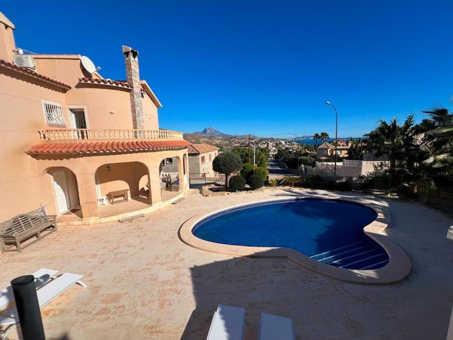 uma piscina em frente a uma casa em ¡Villa with sea views and private pool! em Alicante
