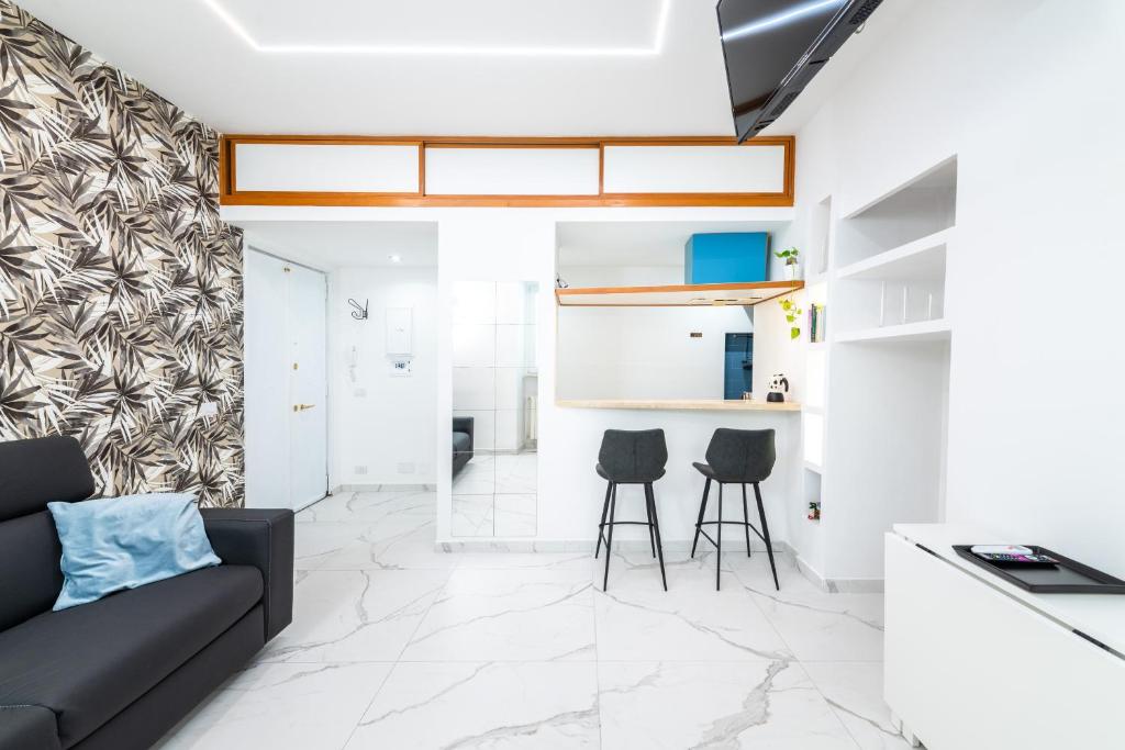 een woonkamer met een bank en twee stoelen bij Casa Cate in Rome