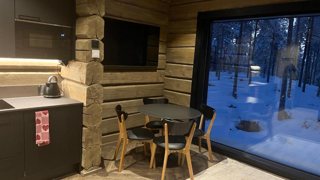 Invisible Forest Lodge Suite with Private Sauna and Hot Tub v zimě