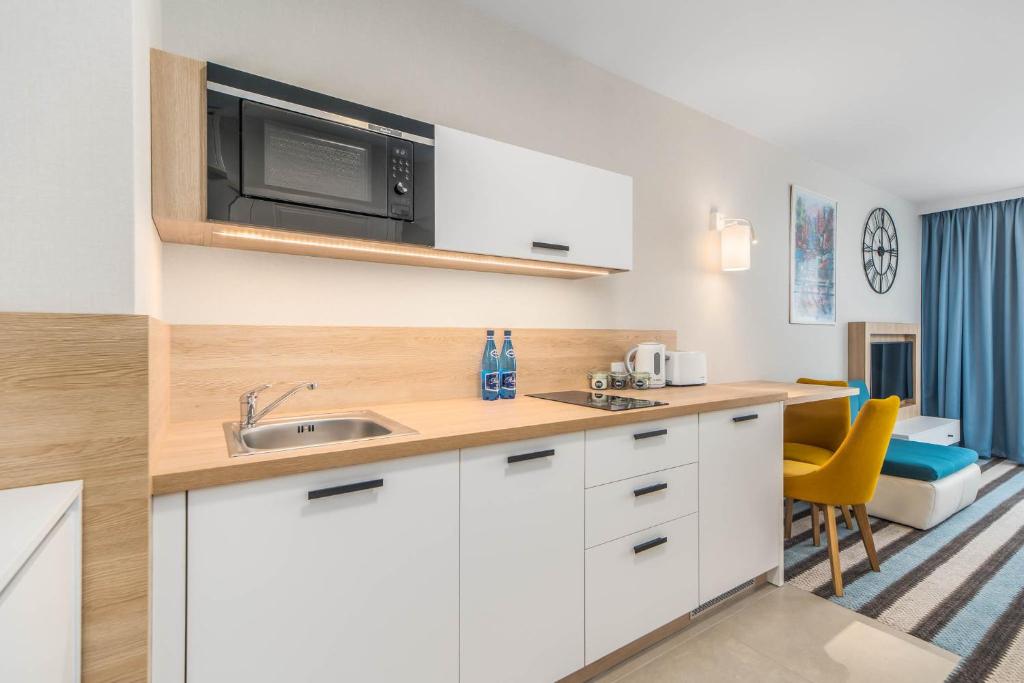 Kuchyňa alebo kuchynka v ubytovaní Perfect Holiday Apartments Bel Mare by Noclegi Renters