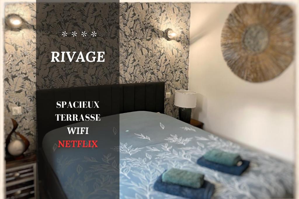 a bedroom with a bed with two pillows on it at *Rivage* Spacieux T2 RDC sur cour:Jardin-Fibre-Netflix-Terrasse in Pont-de-Metz