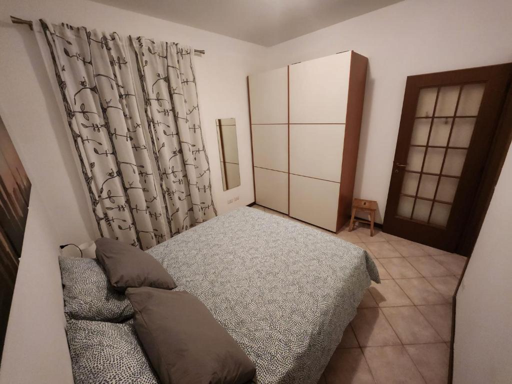 ミラノにあるSempione Apartmentの小さなベッドルーム(ベッド1台、窓付)