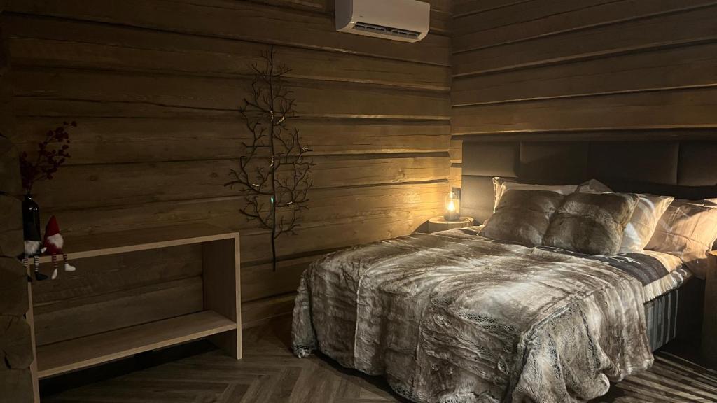 Postel nebo postele na pokoji v ubytování Invisible Forest Lodge Suite with Private Sauna and Hot Tub