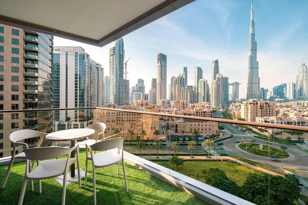 uma varanda com cadeiras e vista para a cidade em Magnificent Mesmerizing 2BR Burj Khalifa View em Dubai