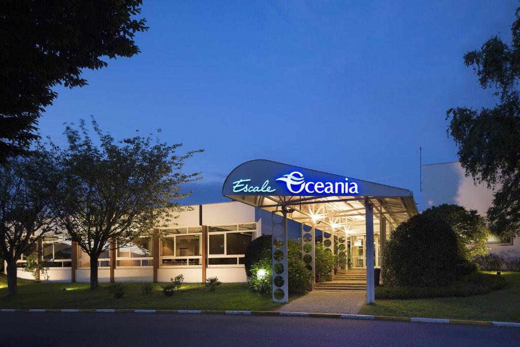 un edificio con un cartel en la parte delantera en Escale Oceania Brest, en Brest