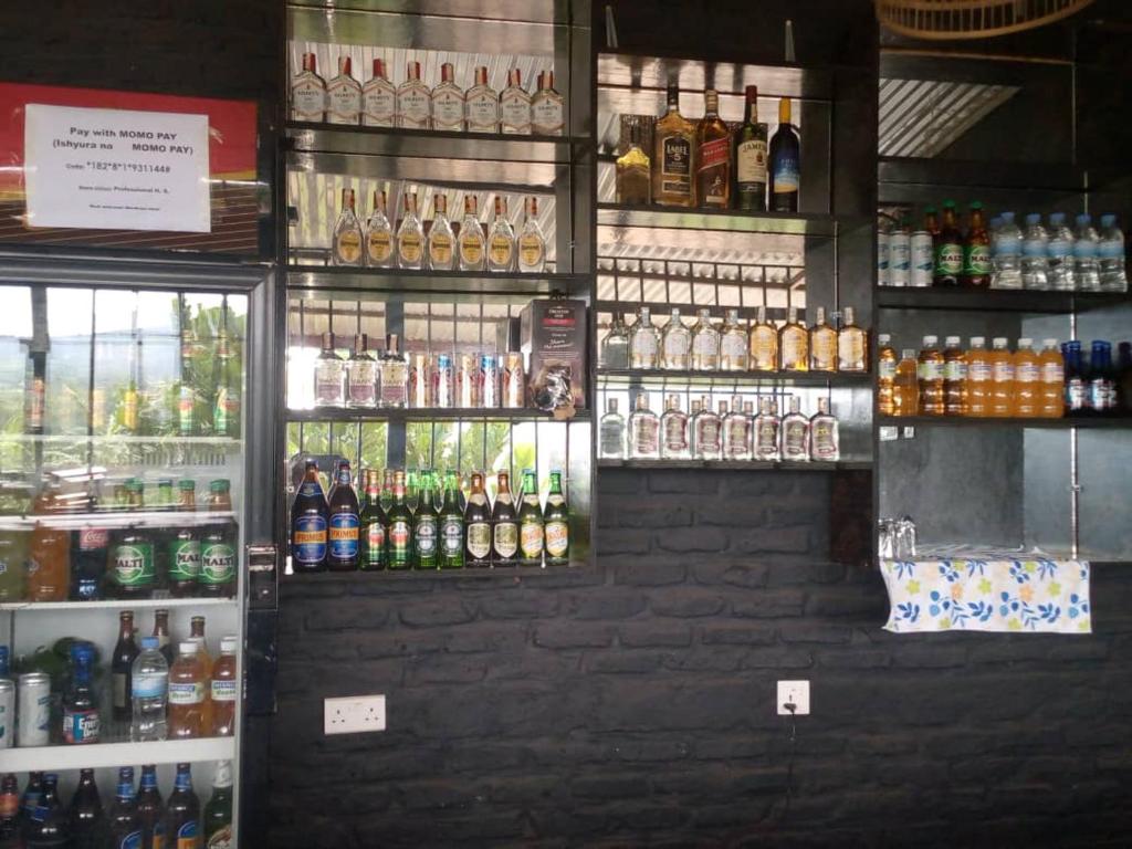 ein Laden mit einer Wand voller Getränke in der Unterkunft Bwiza Cool Palace in Kabuga