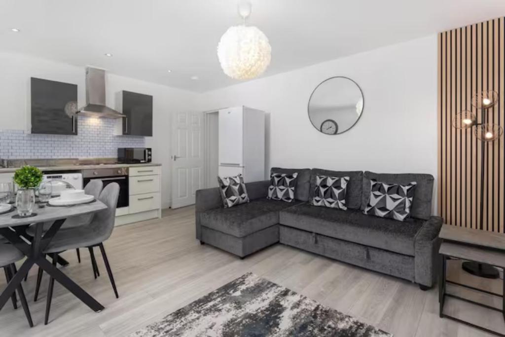 A seating area at Orange Rentals- Apartment close to Anfield- sleeps 6 guests- Free Parking!