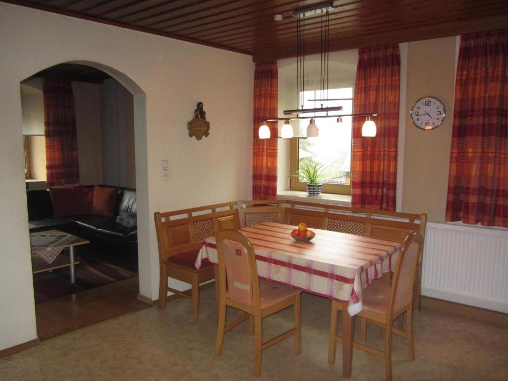 - une table à manger et des chaises dans une pièce dans l'établissement Gästehaus Meier Ferienwohnung und Camping, à Eschlkam