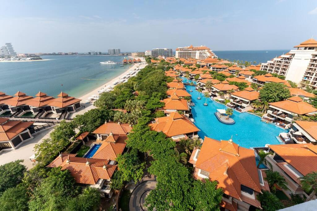 Luxury Apartment Mina Azizi Palm Jumeirah-Private Beach في دبي: اطلالة جوية على منتجع فيه شاطئ ومباني